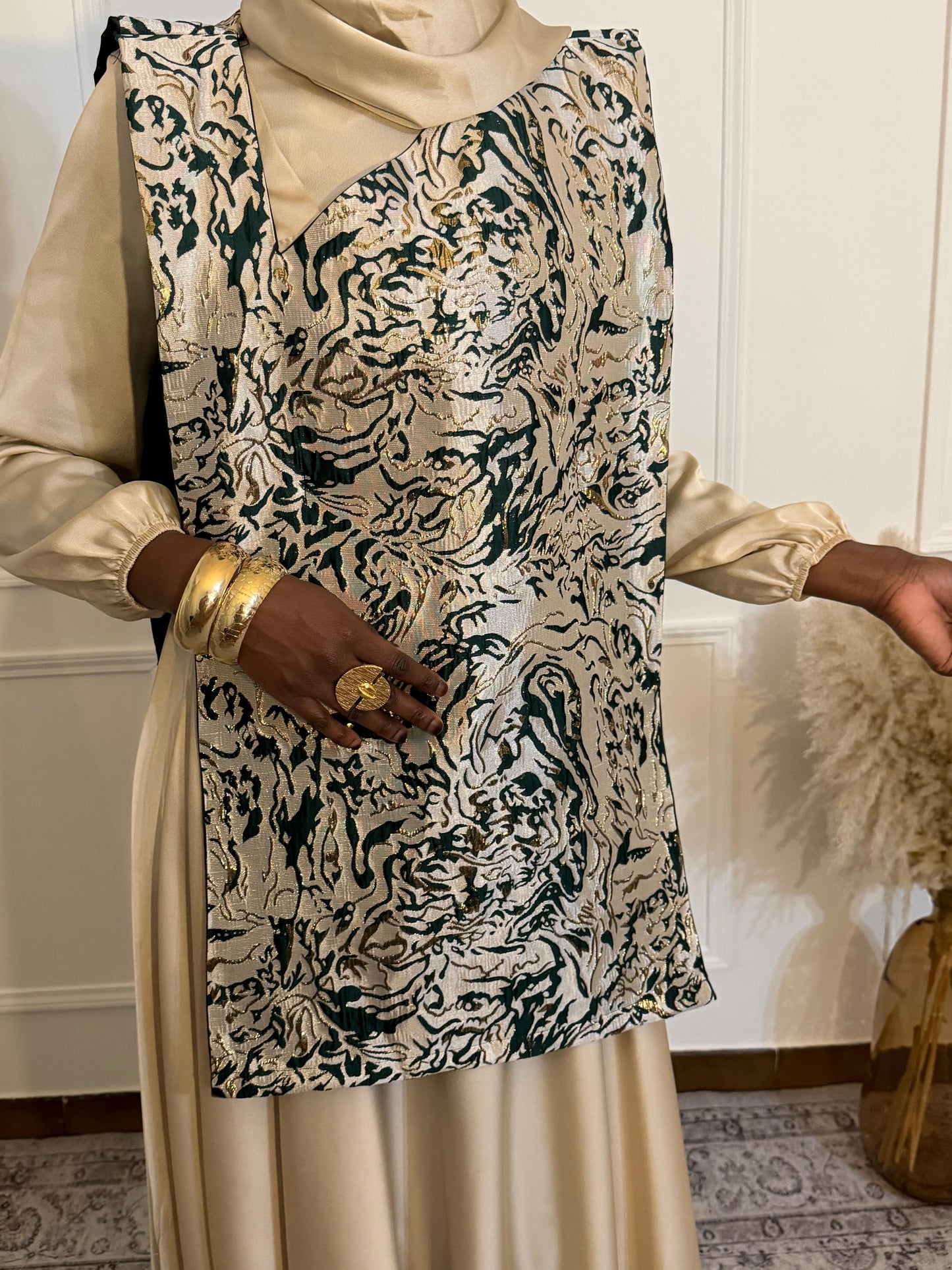 Cape élégante en brocart vert profond et or