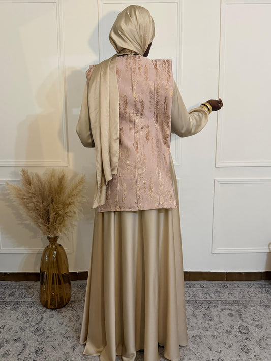 Cape élégante en brocart rose poudré et or