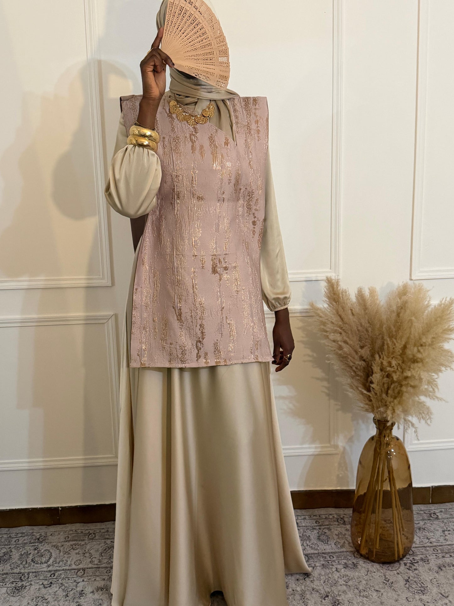 Cape élégante en brocart rose poudré et or