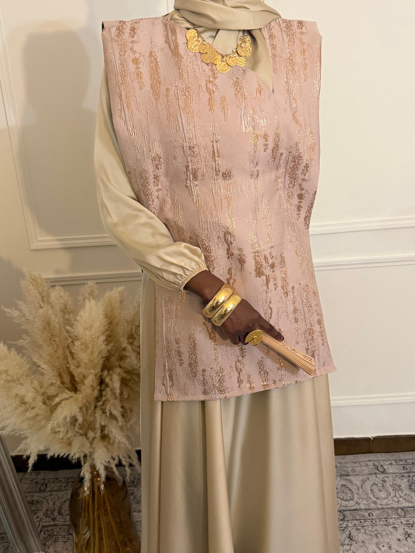 Cape élégante en brocart rose poudré et or