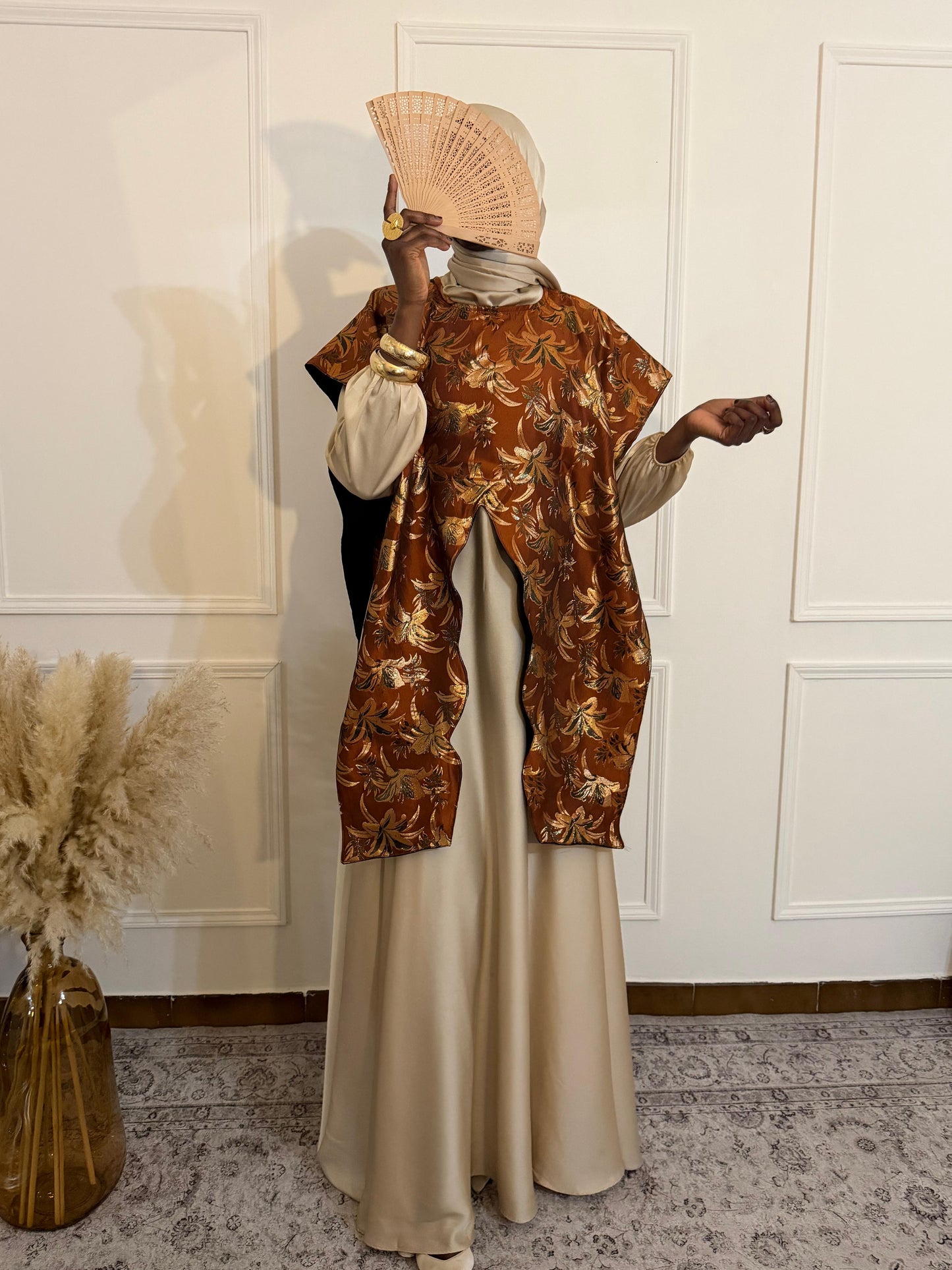 Cape élégante en brocart bronze et or