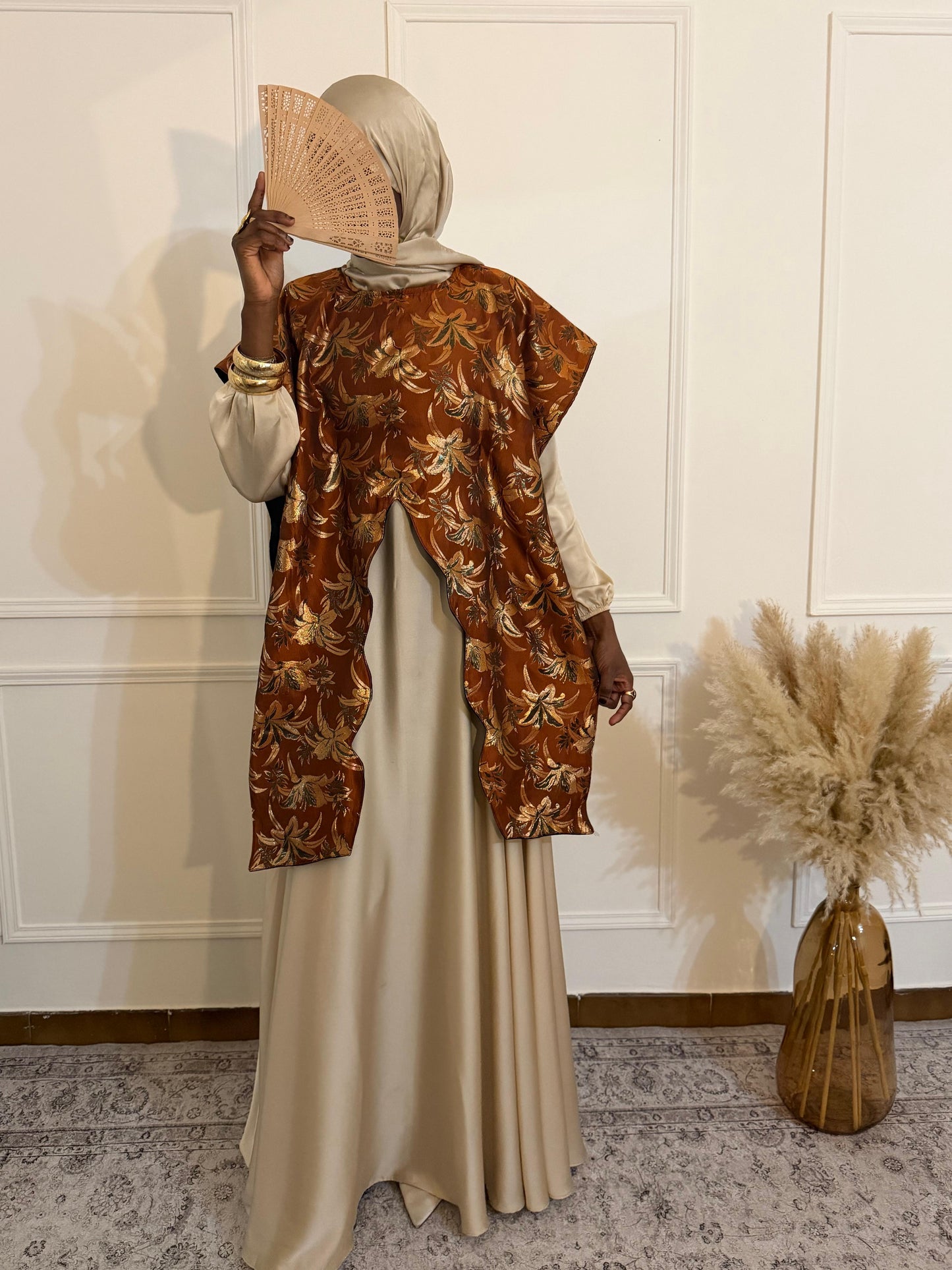 Cape élégante en brocart bronze et or