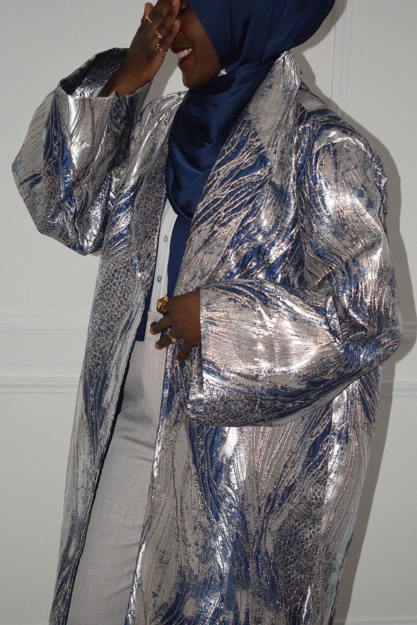 Veste longue en brocart argent et bleu nuit