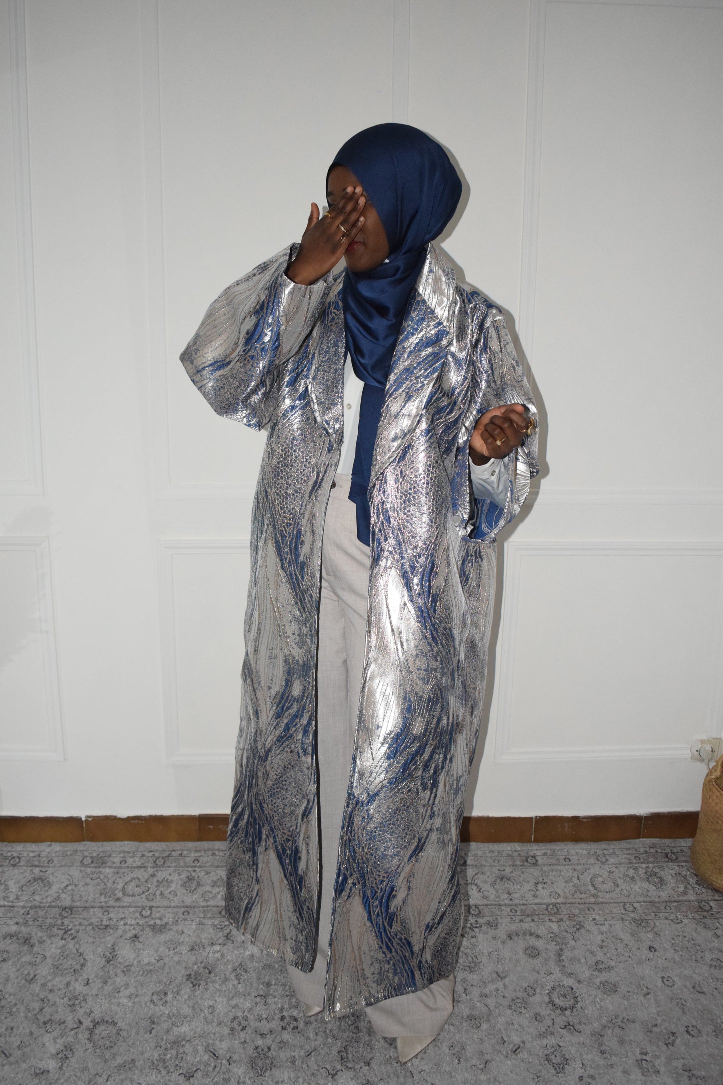 Veste longue en brocart argent et bleu nuit