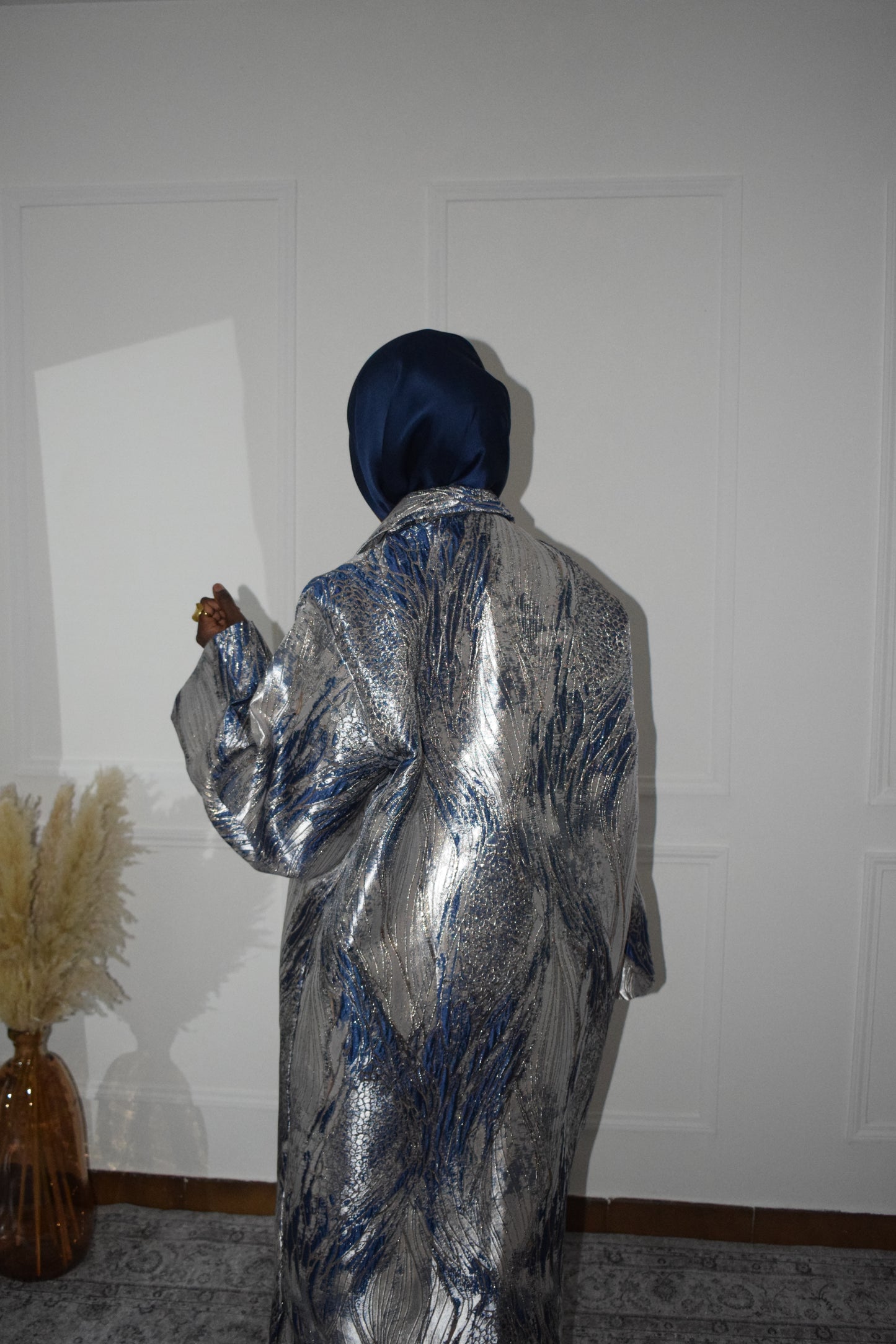 Veste longue en brocart argent et bleu nuit